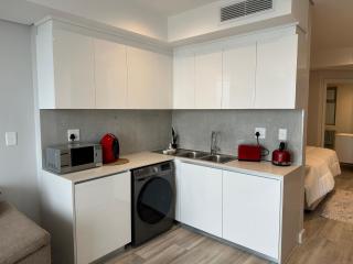 Oceans Apartments Balcony Suite - 5