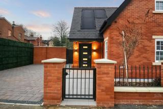 Modern 4 Bed 4 Bath Home in Reading Perfect for Business and Contractors with Free Parking! - 6