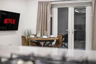 Modern 4 Bed 4 Bath Home in Reading Perfect for Business and Contractors with Free Parking! - 3