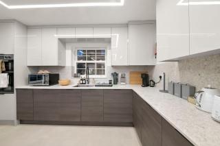 Modern 4 Bed 4 Bath Home in Reading Perfect for Business and Contractors with Free Parking! - 1