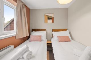 Spacious 6 Bed House in Waterlooville Portsmouth by Amber Stays, Perfect for Long Term Stays, Sleeps 14! - 6