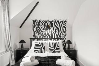 Modern 2 Bed Apartment in Portsmouth by Amber Stays Perfect for Small Groups and Business Stays With Parking - 0