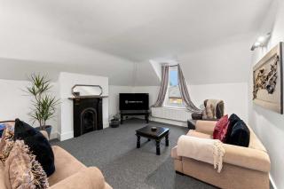 Modern 2 Bed Apartment in Portsmouth by Amber Stays Perfect for Small Groups and Business Stays With Parking - 8