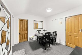 Modern 2 Bed Apartment in Portsmouth by Amber Stays Perfect for Small Groups and Business Stays With Parking - 2