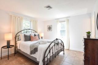 Beach House Short Walk to Kingsbury Beach - 1