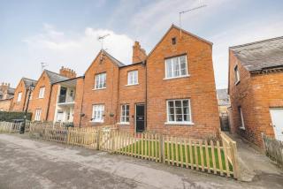 Cosy 3 Bed Cottage in Windsor, Perfect for Small Families & Couples, Sleeps 5! - 6