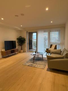 2 Bed Luxury Property with Balcony King Cross - 0