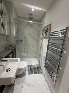 2 Bed Luxury Property with Balcony King Cross - 8