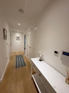 2 Bed Luxury Property with Balcony King Cross - 5