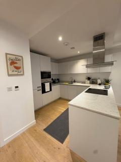 2 Bed Luxury Property with Balcony King Cross - 4