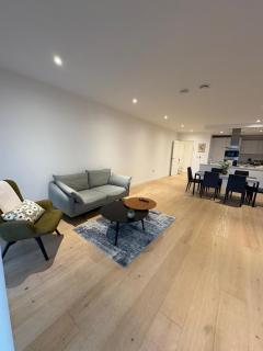 2 Bed Luxury Property with Balcony King Cross - 3