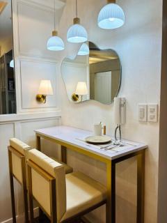 Luxurious Room in Bel Air Makati - Air Residences - 5