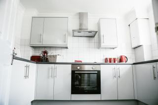 3-Bed House with 2 Free Parking Spaces Near City Centre & Waterfront - 6