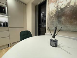 Leeds City Centre Chic Apartment - 4