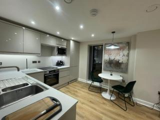 Leeds City Centre Chic Apartment - 9