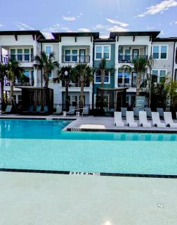 LuXury Stay | Pool + Gym + Fast Wi-fi - 5