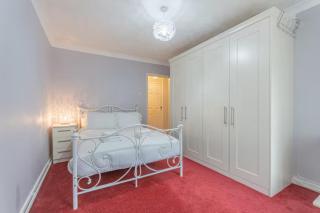 Pass the Keys Seaside Escape 2-Bedroom Flat EastBeach sleeps 4 - 7