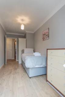 Pass the Keys Seaside Escape 2-Bedroom Flat EastBeach sleeps 4 - 2