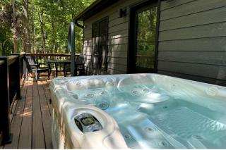 Chic Modern Cabin with Jacuzzi Ideal for Couples in Carbondale, Illinois - 9
