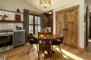 Chic Modern Cabin with Jacuzzi Ideal for Couples in Carbondale, Illinois - 8