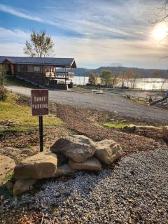 Luminous Cabin near Tappan Lake with Hot-Tub, BBQ and Deck in Ohio - 6