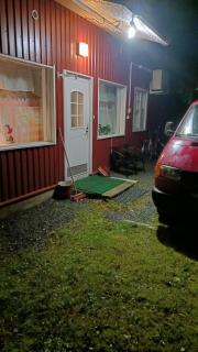 Tilava 60m2 kaksio 2mh max 6 henkilölle iso oma yksityispiha ja autolämmityspaikka Prisma ja ravintola 200m hiihtolatu ja bussipysäkki 50m lentokenttä 9 km - 9