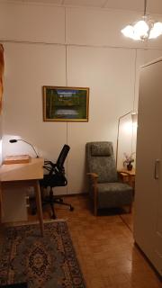 Tilava 60m2 kaksio 2mh max 6 henkilölle iso oma yksityispiha ja autolämmityspaikka Prisma ja ravintola 200m hiihtolatu ja bussipysäkki 50m lentokenttä 9 km - 6