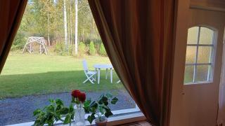 Tilava 60m2 kaksio 2mh max 6 henkilölle iso oma yksityispiha ja autolämmityspaikka Prisma ja ravintola 200m hiihtolatu ja bussipysäkki 50m lentokenttä 9 km - 5