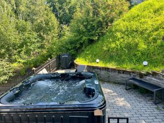 Flott bofellesskap med 7 rom, inkludert internett og strøm! Grillområde med jacuzzi! - 2