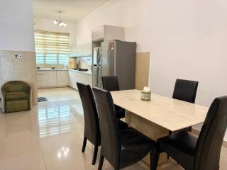 7BR Penang Stay Near Gurney and George Town - 7