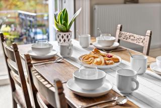 Spacious Apartment with Balcony, Clarendon Square - 7