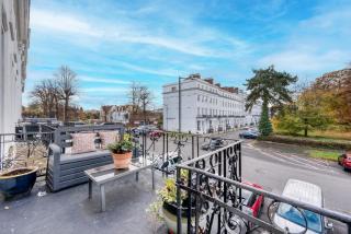 Spacious Apartment with Balcony, Clarendon Square - 5