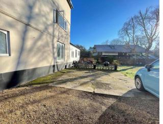 2 Bed Apartment in Addlestone Free Parking - 7