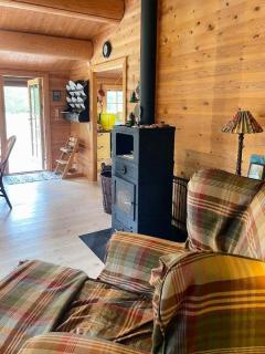 Norsk Bjælkehytte Mellem Lyng Og Grantræer - 2