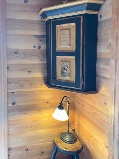 Norsk Bjælkehytte Mellem Lyng Og Grantræer - 1