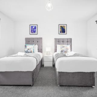 Stylish Two Bed Apartment -Cradley Health - Smart Tv - Netflix - Parking 27BC - 4