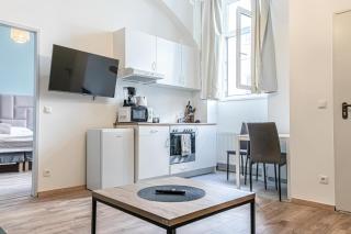 Central Kingbed 1BR Apt with ensuite washer & Smart TV - 4