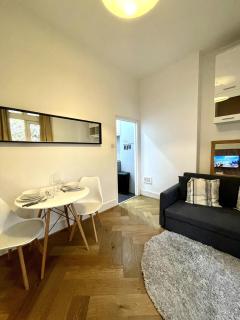 Chic 1-Bed Flat with Terrace in Notting Hill W10 - 8
