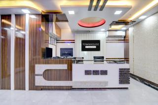 Townhouse Lake Town Clock Tower Formerly Crown Comfort - 4