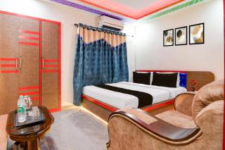 Townhouse Lake Town Clock Tower Formerly Crown Comfort - 2