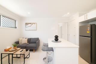 Smart Suites Self Check-in Apartments - S Freney - 4