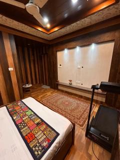 Designer Room in Villa with Gym, Garden, Free Parking and WiFi - 4