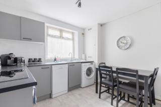 Newly Refurbished 2BDR West London Retreat - 9
