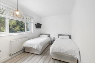 Pass the Keys Modern 3Bed Garden Parking Nr Hainault Station - 5