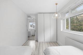 Pass the Keys Modern 3Bed Garden Parking Nr Hainault Station - 3