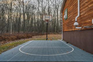 6BR Cabin w Fire Pit Game Room & Basketball - 9