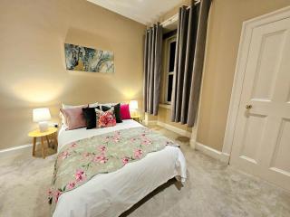 2 Bedroom Apt, 4 Beds, 3 TV near Fountain Park - 1