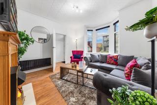 Spacious 3 beds home Close to Southampton GENERAL HOSPITAL - sleep 9 - Free Parking - Pool table - 2 Large TVs - 8