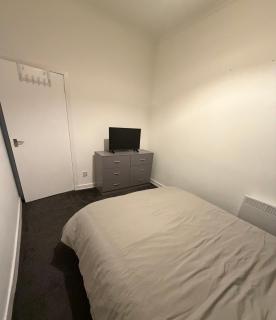 Perth City Centre Apartment - Short & Long Stays Welcome - 2x Smart TVs - Sky TV - Fast WiFi - Fully Equipped - Located Next to All Amenities - 4