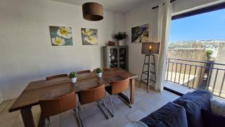 Sunny apartment with rooftop terrace in Victoria - 6